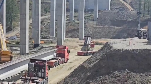 VIDEO&FOTO Austriecii de la PORR au adus o macara șenilată grea pentru viaductele autostrăzii Sibiu-Pitești. Avansează și în tunelurile "Daniela, Alina, Carmen"