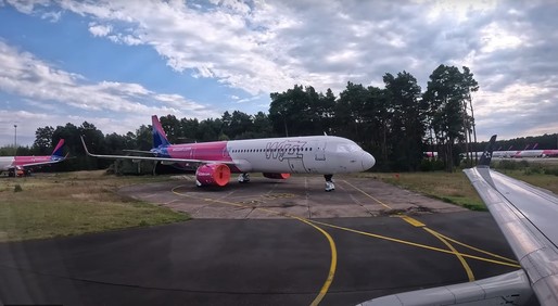 VIDEO Wizz Air și-a parcat avioane fără motor într-o bază militară