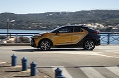 Toyota continuă să investească în hibride: SUV-ul C-HR învață traseele șoferului și schimbă singur modul de rulare în oraș