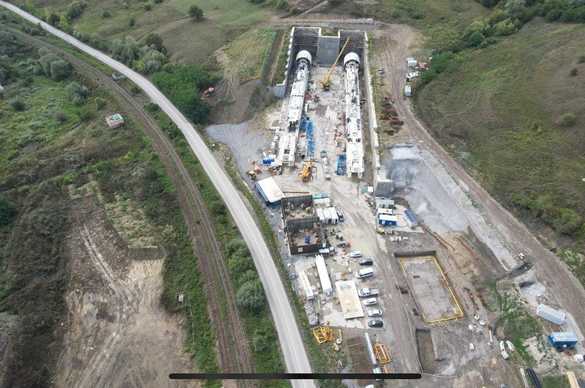 FOTO Grecii avansează puternic cu TBM-uri în al doilea cel mai lung tunel feroviar din România. 