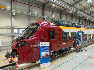 FOTO Guvernul cumpără noi trenuri electrice și prezintă unul ca la expoziție, în Gara de Nord