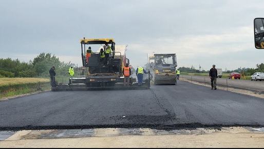 VIDEO&FOTO Grecii au început asfaltarea și au adus peste 500 de muncitori la Autostrada Bucureștiului, după ce au fost avertizați de autorități 