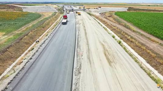 VIDEO&FOTO Constructorul turc toarnă asfalt și noaptea pe Autostrada Ford. A adus aproape 400 muncitori 