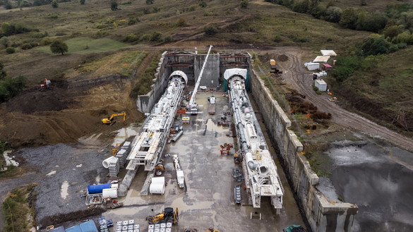 FOTO Tuneluri prin Carpați: Etapă importantă pentru AKTOR în cel mai mare proiect feroviar din România 