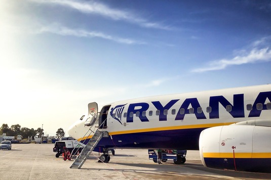 FOTO Motorul unui avion Ryanair a luat foc pe un aeroport, înainte de decolare. Au fost oprite toate zborurile