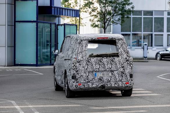 FOTO Primele imagini cu viitoarele vanuri electrice Mercedes, camuflate, ale căror motoare vor fi produse la Sebeș