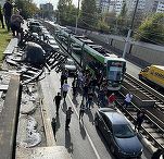 FOTO Accident grav în capitală - O mașină a zburat de pe șosea și a căzut la intrarea în Pasajul Lujerului, pe linia de tramvai 41