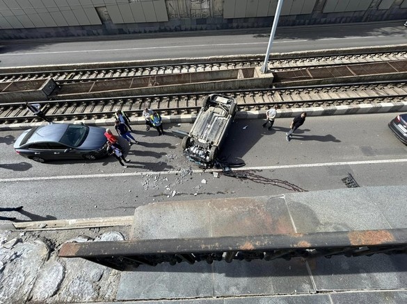 FOTO Accident grav în capitală - O mașină a zburat de pe șosea și a căzut la intrarea în Pasajul Lujerului, pe linia de tramvai 41