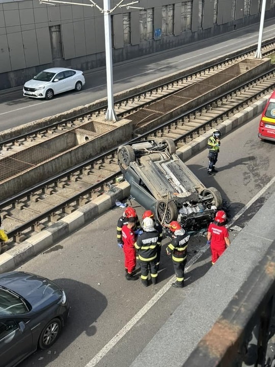 FOTO Accident grav în capitală - O mașină a zburat de pe șosea și a căzut la intrarea în Pasajul Lujerului, pe linia de tramvai 41