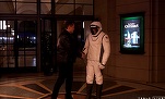 VIDEO & FOTO We, Robot: Elon Musk a venit la evenimentul Cybercab însoțit de un robot fake