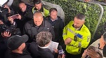 VIDEO&FOTO La ceas de seară, continuă conflictul între primari - Nicușor Dan a revenit în zona Unirii. Un buldozer încearcă să dărâme gardul, dar câteva persoane s-au așezat în față. A ajuns și o ambulanță
