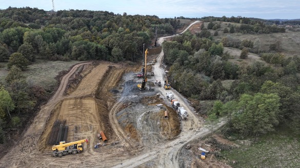 FOTO&VIDEO Umbrărescu primește ajutor din Bosnia la „tunelurile pentru urși”. Singura porțiune lipsă de la Sibiu la granița cu Ungaria