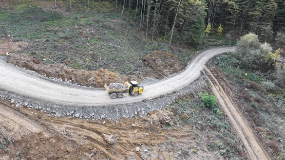 FOTO&VIDEO Umbrărescu primește ajutor din Bosnia la „tunelurile pentru urși”. Singura porțiune lipsă de la Sibiu la granița cu Ungaria