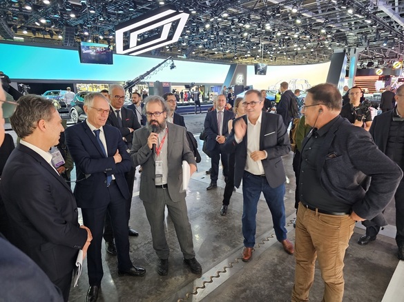 VIDEO&FOTO Corespondență din Paris - Carlos Tavares, șeful Stellantis, a vrut să vadă noul Bigster. Francezii au dat năvală la standul Dacia