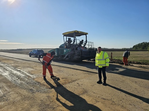 VIDEO&FOTO Dezvăluire inedită - Cât combustibil consumă Umbrărescu pe zi după ce a adus sute de muncitori și utilaje pe Autostrada Ford pentru muncă non-stop