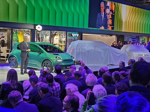 FOTO GALERIE Relansarea Salonului Auto de la Paris a adus un număr record de vizitatori. Revine peste doi ani