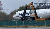 VIDEO Momentul în care sunt dezmembrate două aeronave Tarom scoase din uz