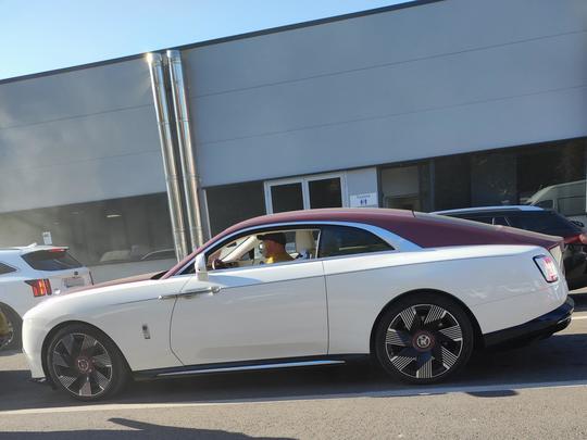 FOTO Primul model electric Rolls Royce cu un preț de pornire de 400.000 de euro, fotografiat la RAR Grivița. Istoria celebrei companii auto și a fondatorilor ei