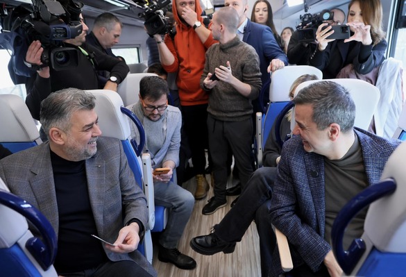 FOTO Sorin Grindeanu, după ce a mers cu primul tren electric achiziționat în ultimii 35 de ani: Până în ianuarie 2026 urmează să vină alte 37 de garnituri noi de tren. Prima va intra tot spre Brașov, următoarele spre Constanța și Craiova