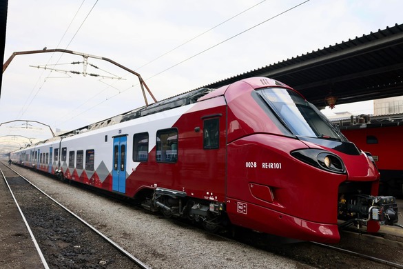 FOTO Sorin Grindeanu, după ce a mers cu primul tren electric achiziționat în ultimii 35 de ani: Până în ianuarie 2026 urmează să vină alte 37 de garnituri noi de tren. Prima va intra tot spre Brașov, următoarele spre Constanța și Craiova