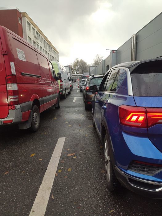 FOTO Incident tehnic în camera serverelor Registrului Auto Român. Niciunul dintre sediile din țară nu poate efectua activități cu publicul, dar nici stațiile ITP partenere. S-au format cozi