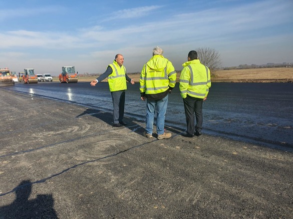 FOTO Constructorii chinezi au început să pună asfalt la un nou lot din prima și singura autostradă construită de ei în România 