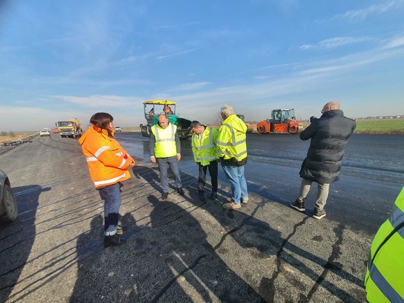 FOTO Constructorii chinezi au început să pună asfalt la un nou lot din prima și singura autostradă construită de ei în România 