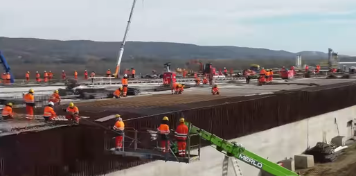 VIDEO&FOTO Italienii au adus peste 1.000 de muncitori pentru a deschide în câteva zile, cu aproape 1 an mai devreme, un tronson la Autostrada Sibiu - Pitești, 