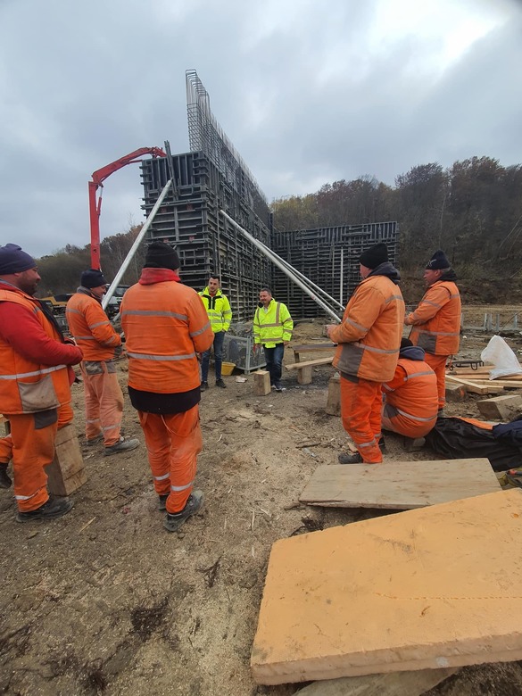 FOTO&VIDEO Constructorii români au primit ajutor din Bosnia și lansează lucrările la marile „tuneluri pentru urși” de pe autostradă