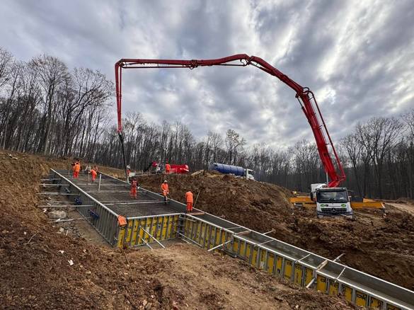 FOTO&VIDEO Constructorii români au primit ajutor din Bosnia și lansează lucrările la marile „tuneluri pentru urși” de pe autostradă