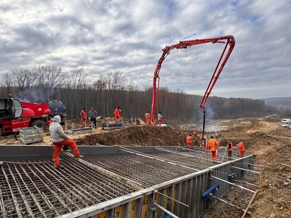 FOTO&VIDEO Constructorii români au primit ajutor din Bosnia și lansează lucrările la marile „tuneluri pentru urși” de pe autostradă