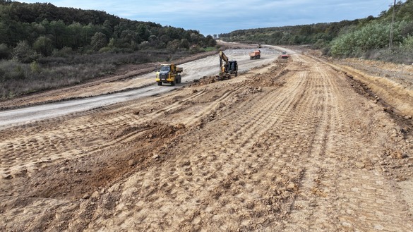 FOTO&VIDEO Constructorii români au primit ajutor din Bosnia și lansează lucrările la marile „tuneluri pentru urși” de pe autostradă