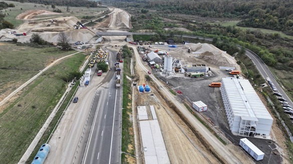 FOTO&VIDEO Constructorii români au primit ajutor din Bosnia și lansează lucrările la marile „tuneluri pentru urși” de pe autostradă