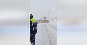 VIDEO Ninge abundent în centrul țării: pe toate drumurile din județul Brașov se circulă în condiții de iarnă. Drumarii: ”Acționăm cu toate utilajele de deszăpezire disponibile”