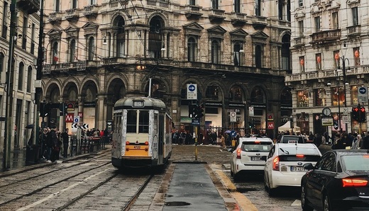 Un nou cod rutier intră în vigoare în Italia. Amendă uriașă pentru folosirea telefonului la volan