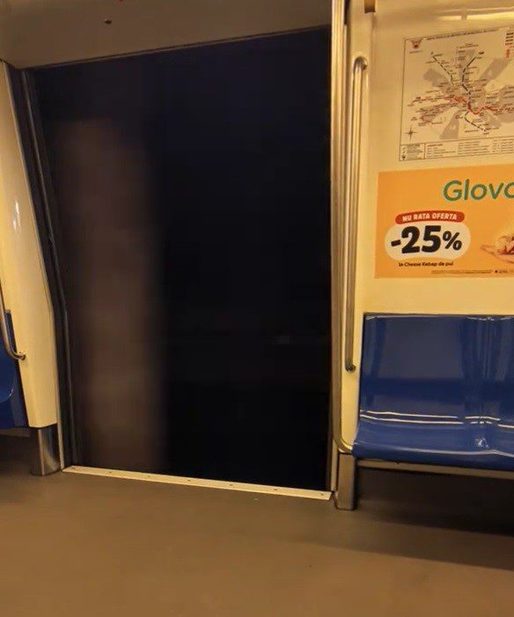 VIDEO INEDIT - Un tren de metrou circulă cu ușile deschise pe Magistrala 1