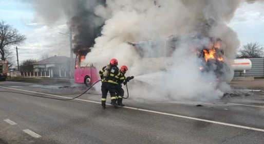 FOTO Un autocar cu pasageri a luat foc în mers, în dreptul unei stații GPL