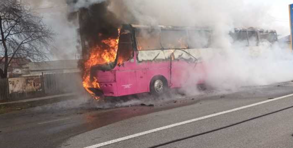 FOTO Un autocar cu pasageri a luat foc în mers, în dreptul unei stații GPL