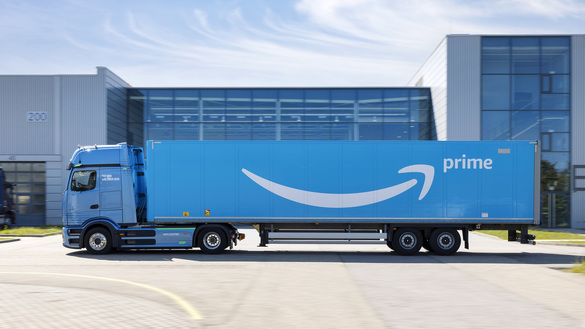 FOTO Cel mai mare contract de achiziție de camioane electrice din istorie, semnat de Mercedes și Amazon