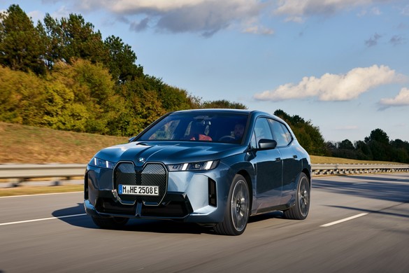 FOTO BMW iX, lansat cu baterie mai mare și design inspirat de Neue Klasse. Prețurile pentru România cresc față de versiunea anterioară
