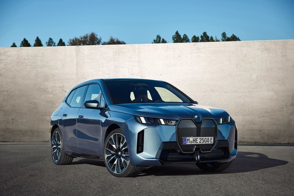 FOTO BMW iX, lansat cu baterie mai mare și design inspirat de Neue Klasse. Prețurile pentru România cresc față de versiunea anterioară