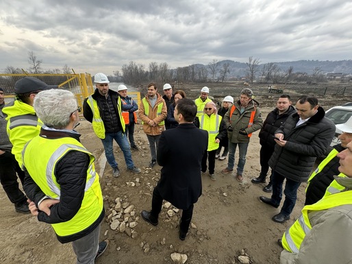 FOTO Noul pod rutier între România și Ucraina, peste râul Tisa, este realizat în procent de 50%