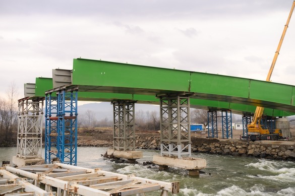 FOTO Noul pod rutier între România și Ucraina, peste râul Tisa, este realizat în procent de 50%