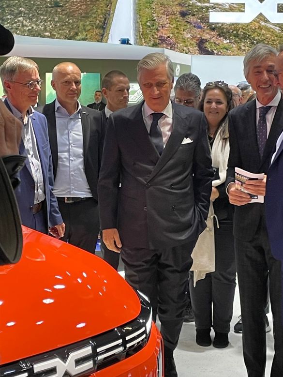 FOTO INEDIT Regele Philippe a ajutat Dacia Spring să devină cea mai vândută mașină electrică din Belgia