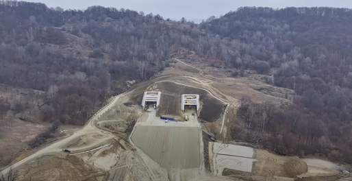 VIDEO Imagini din dronă cu dealul Momaia, sub care sunt săpate tunelurile de pe autostrada Sibiu – Pitești