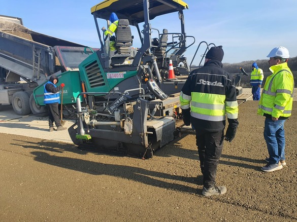 VIDEO&FOTO Constructorii turci au adus pe Autostrada A7 peste 600 de muncitori. Unde au ajuns astăzi cu lucrarea