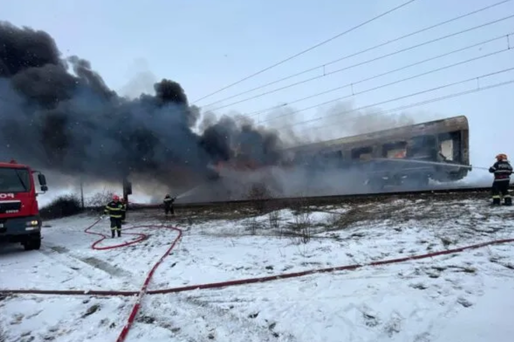 VIDEO Incendiu puternic la vagonul unui tren cu zeci de călători. A fost activat Planul Roșu 