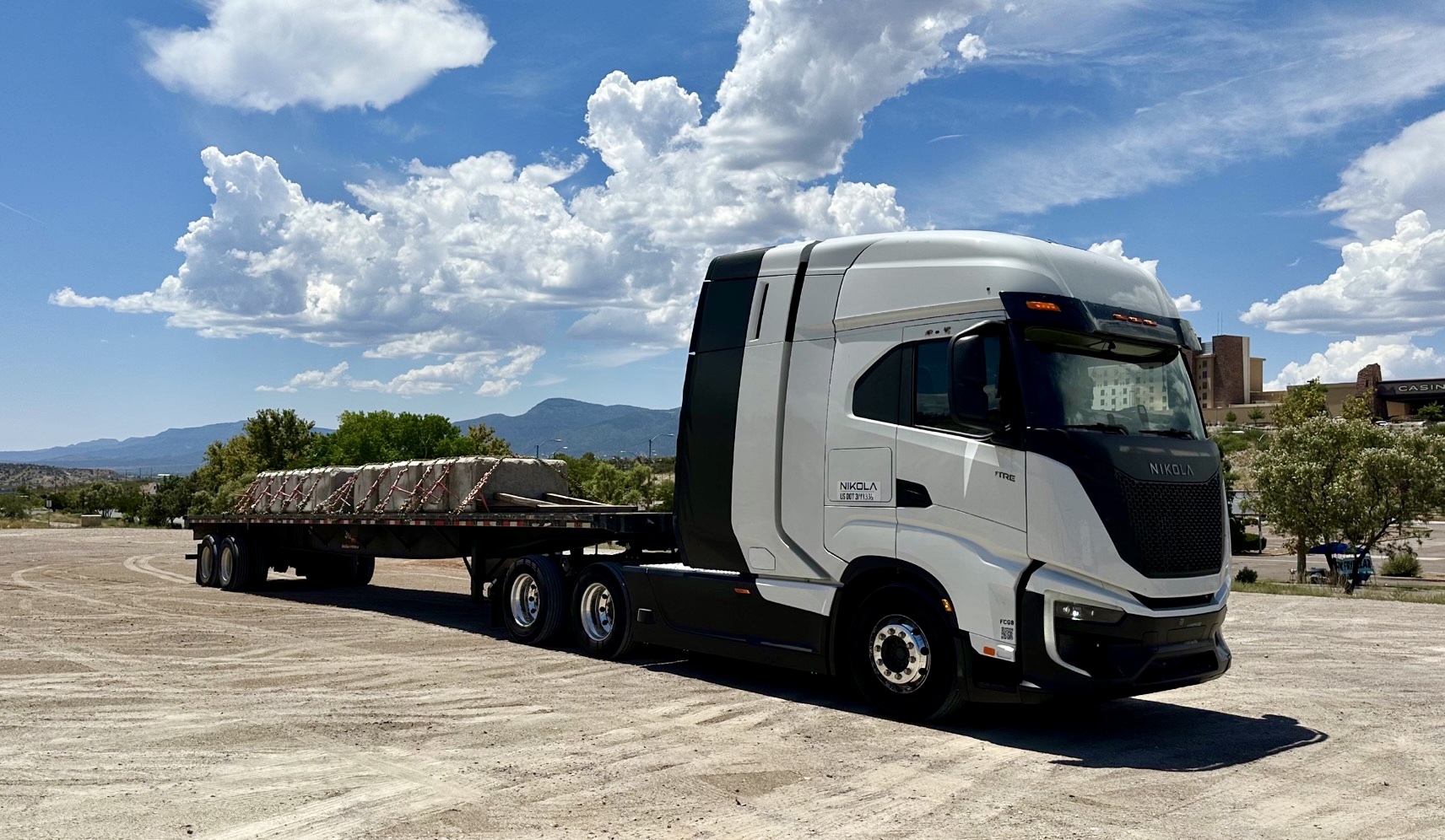 Startup de mașini electrice, rival al Tesla – în faliment, acțiunile se prăbușesc. Fondatorul – condamnat la închisoare pentru că și-a înșelat investitorii. Compania a dat la vale un camion electric, ca demonstrație