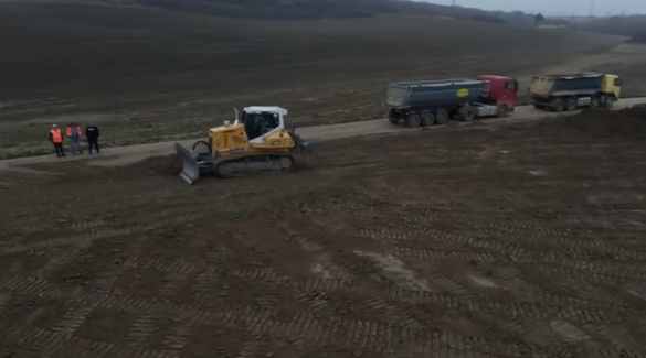 VIDEO&FOTO Erbașu lucrează la sub zero grade Celsius pe Autostrada Transilvania, pregătind și un pod de 1.650 metri peste lacul de acumulare