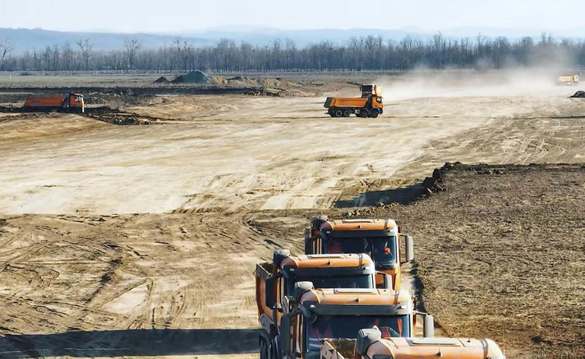 VIDEO&FOTO Val de camioane - Umbrărescu a adus aproape 500 muncitori la Autostrada Bacău – Pașcani